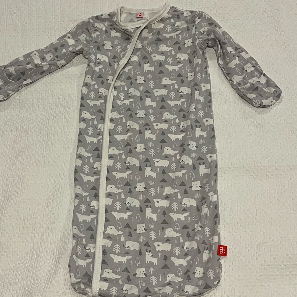 EUC Magnetic Me gray enclosed gown